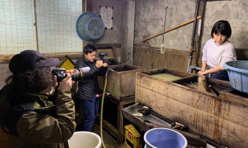 長田製紙所工場内のネリ場で、叩いたトロロアオイと水を混ぜている。