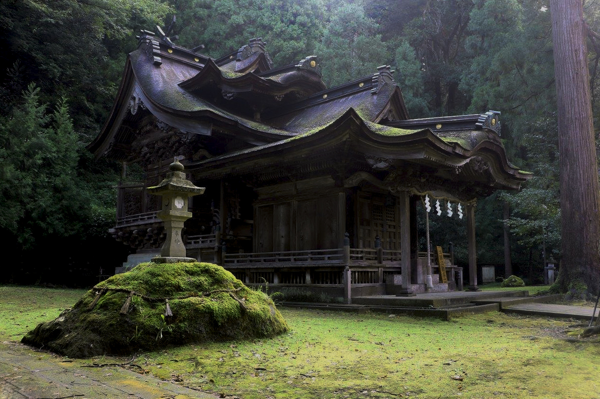 複雑な屋根を持つ神社